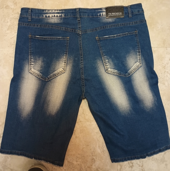 Distressed denim shorts - Picture 3 of 4